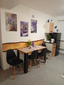a dining room with a wooden table and chairs at Mieszkanie do wynajęcia w Centrum in Olecko