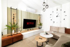 Un televizor și/sau centru de divertisment la Ria's Apartment in Ag. Nikolaos