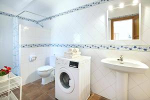 łazienka z pralką i umywalką w obiekcie Villa Monica by Villa Plus w mieście Cacla D'or