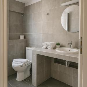 Metropolis A3 -Άνετη σουίτα في أثينا: حمام مع مرحاض ومغسلة ومرآة