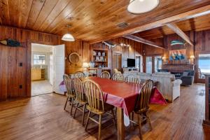 Un comedor y una sala de estar con mesa y sillas. en This house sits on the beach. You can't get any closer. Great for families., en Fernandina Beach