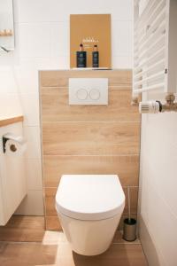 a bathroom with a toilet and two bottles of wine at The Highlander- Stylish Hideaway near Beach & Forest Schoorl and Bergen- Dogs Welcome in Warmenhuizen
