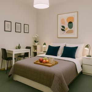 Metropolis A3 -Άνετη σουίτα في أثينا: غرفة نوم بها سرير مع صينية من الفواكه عليها