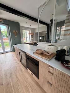 cocina grande con encimera y encimera en Les oiselieres, plages a pieds, en Carnac 35 fotos más