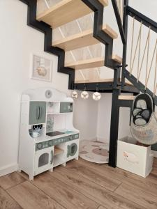 Habitación con escalera y escritorio con ordenador. en Domki na Wypasie - Jaworki, en Jaworki