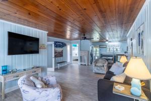 TV a/nebo společenská místnost v ubytování Shell'd Inn