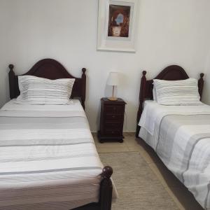two beds sitting next to each other in a bedroom at Casa Furt@do in Burgau
