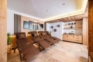 een rij leren stoelen in een wachtkamer bij BEIM LOIS Edelweiss - AlpenLuxus Collection in Gerlos +19 foto's