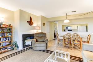 Χώρος καθιστικού στο Dog Friendly-Enjoy the Sun and Endless Ocean Views from the Upper Deck 2158A S Fletcher Ave