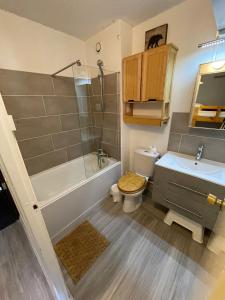 Ένα μπάνιο στο Appartement Centre Station - Pied des pistes