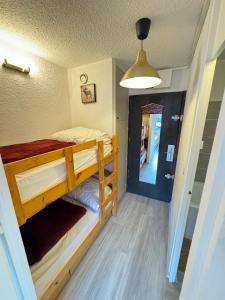 Ένα ή περισσότερα κρεβάτια σε δωμάτιο στο Appartement Centre Station - Pied des pistes