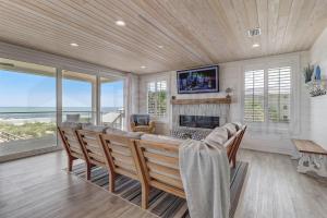 Una sala de estar con chimenea y televisión. en 226 S Fletcher Ave 2nd Floor, en Fernandina Beach