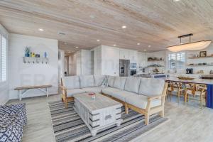 una sala de estar con un sofá y una mesa en 226 S Fletcher Ave 2nd Floor, en Fernandina Beach