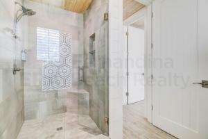 una ducha con puerta de cristal en un baño en 226 S Fletcher Ave 2nd Floor, en Fernandina Beach 38 fotos más