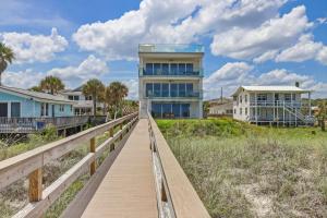 un paseo marítimo que conduce a una casa en la playa en 226 S Fletcher Ave 2nd Floor, en Fernandina Beach