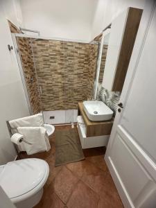 カンポフェリーチェ・ディ・ロッチェッラにあるDimora Solemar-Mareluna villageのトイレと洗面台付きのバスルーム