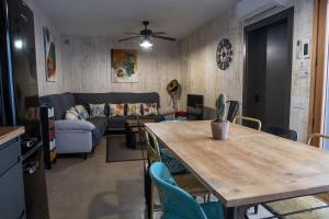 Posezení v ubytování casa nueva de pueblo con piscina y barbacoa