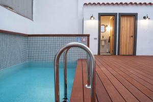 Bazén v ubytování casa nueva de pueblo con piscina y barbacoa nebo v jeho okolí