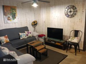 TV a/nebo společenská místnost v ubytování casa nueva de pueblo con piscina y barbacoa