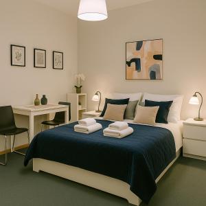 Metropolis A3 -Άνετη σουίτα في أثينا: غرفة نوم بها سرير كبير مع مناشف عليه