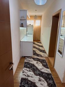 Kuchyň nebo kuchyňský kout v ubytování Corner Apartments