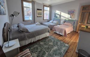 een slaapkamer met 2 bedden en een bank bij Casa Urriola B&B in Valparaíso