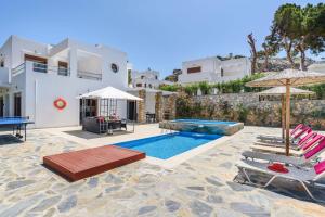 Πισίνα στο ή κοντά στο Villa Despina by Villa Plus