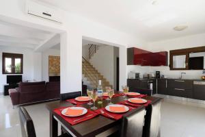 Η κουζίνα ή μικρή κουζίνα στο Villa Despina by Villa Plus