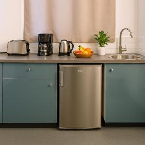 Metropolis A3 -Άνετη σουίτα في أثينا: مطبخ مع كونتر مع حوض وثلاجة