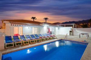 basen z leżakami i dom w obiekcie Villa Bonita Salvaje by Villa Plus w mieście Callao Salvaje