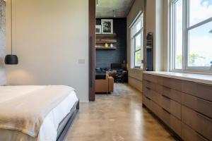 a bedroom with a bed and a desk in a room at Wynwood Condo, Walk to Restaurants and Nightclubs! in Miami +26 photos