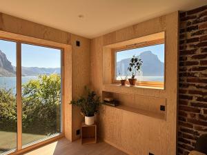 Fotografie z fotogalerie ubytování Stylish apartment by Hornelen v destinaci Leirgulen