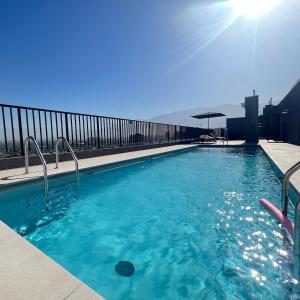 una piscina en la parte superior de un edificio en Clínica Bupa y Davila Estadio Monumental y Mall Cenco Florida, en Santiago