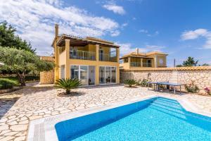 The swimming pool at or close to Villa Petrosa by Villa Plus