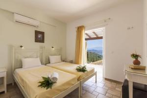 A bed or beds in a room at Villa Petrosa by Villa Plus