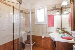 A bathroom at Villa Petrosa by Villa Plus Még 19 kép