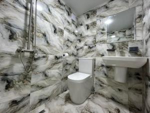 un bagno con un water bianco e un lavandino di Welcome to Kobuleti a Kobuleti