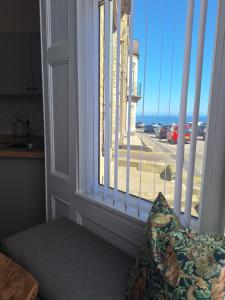 a room with a window with a view of the ocean at Annie's Place in Saltburn-by-the-Sea