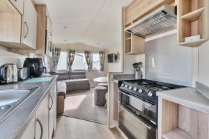 a kitchen and living room of a caravan at The Lookout - Hayling Island in South Hayling