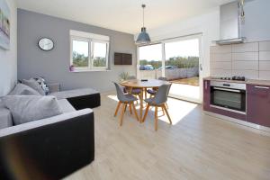 Kuchyň nebo kuchyňský kout v ubytování Apartments Šime