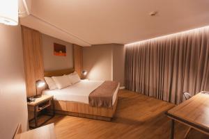 Una habitación de hotel con una cama y una ventana. en Hotel Cassino Tower São José do Rio Preto by Nacional Inn, en São José do Rio Preto