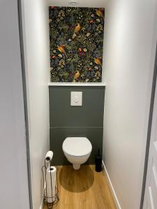 Baño pequeño con aseo y una pintura en la pared en Maison 262 - Chambord Escape, en Huisseau-sur-Cosson 17 fotos más
