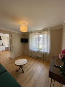 una sala de estar con un sofá y una mesa en Maison 262 - Chambord Escape, en Huisseau-sur-Cosson