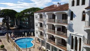 una vista de un edificio con piscina en Emerald Sun Hotel, en Cambrils
