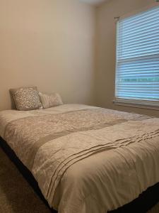 un letto in una camera da letto con una grande finestra di Spacious 5 bedroom charming house in Camdenton a Camdenton