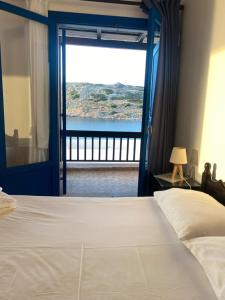 Postel nebo postele na pokoji v ubytování on the sea Despoina apartment at Mochlos Creta