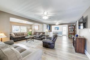 デューイ・ビーチにあるSteps to Shore Newly Renovated Dewey Beach Home!のソファ2つとテレビのあるリビングルーム