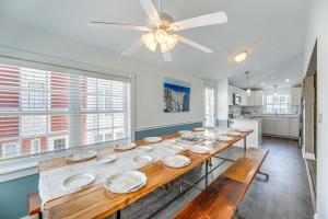 デューイ・ビーチにあるSteps to Shore Newly Renovated Dewey Beach Home!のダイニングルーム(テーブル、天井ファン付)
