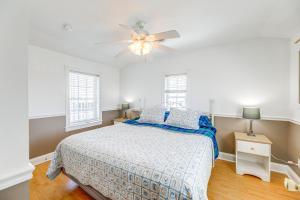 デューイ・ビーチにあるSteps to Shore Newly Renovated Dewey Beach Home!のベッドと天井扇風機のある寝室
