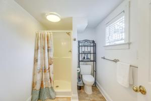 デューイ・ビーチにあるSteps to Shore Newly Renovated Dewey Beach Home!のトイレとシャワー付きのバスルーム +27枚の写真